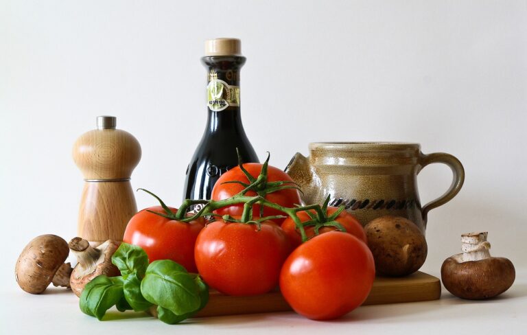 tomatoes, basil, mushrooms-321671.jpg